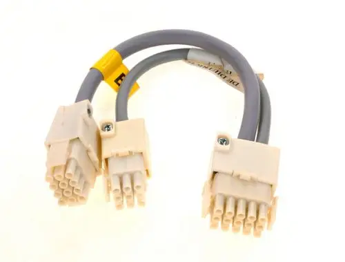 Kabel mit zwei Steckverbindern, hergestellt von Bosch, für den Anschluss von elektrischen Komponenten. Leitungen in Grau, mit abisolierten Enden.